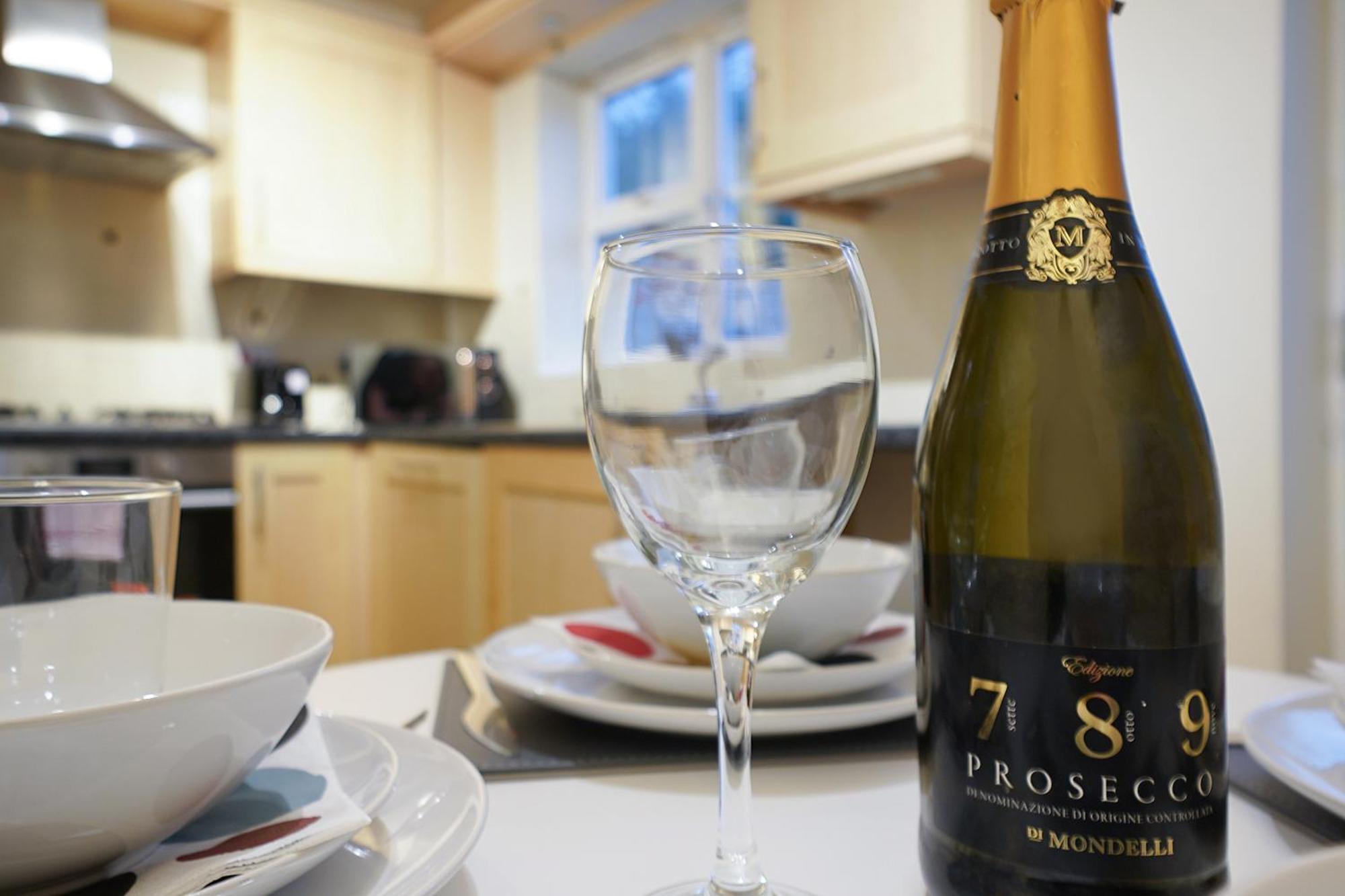 Comfortable Stylish Townhouse In Ashford Sleeps 5 Netflix 2 Parking Spaces Perfect For Contractors And Families Экстерьер фото