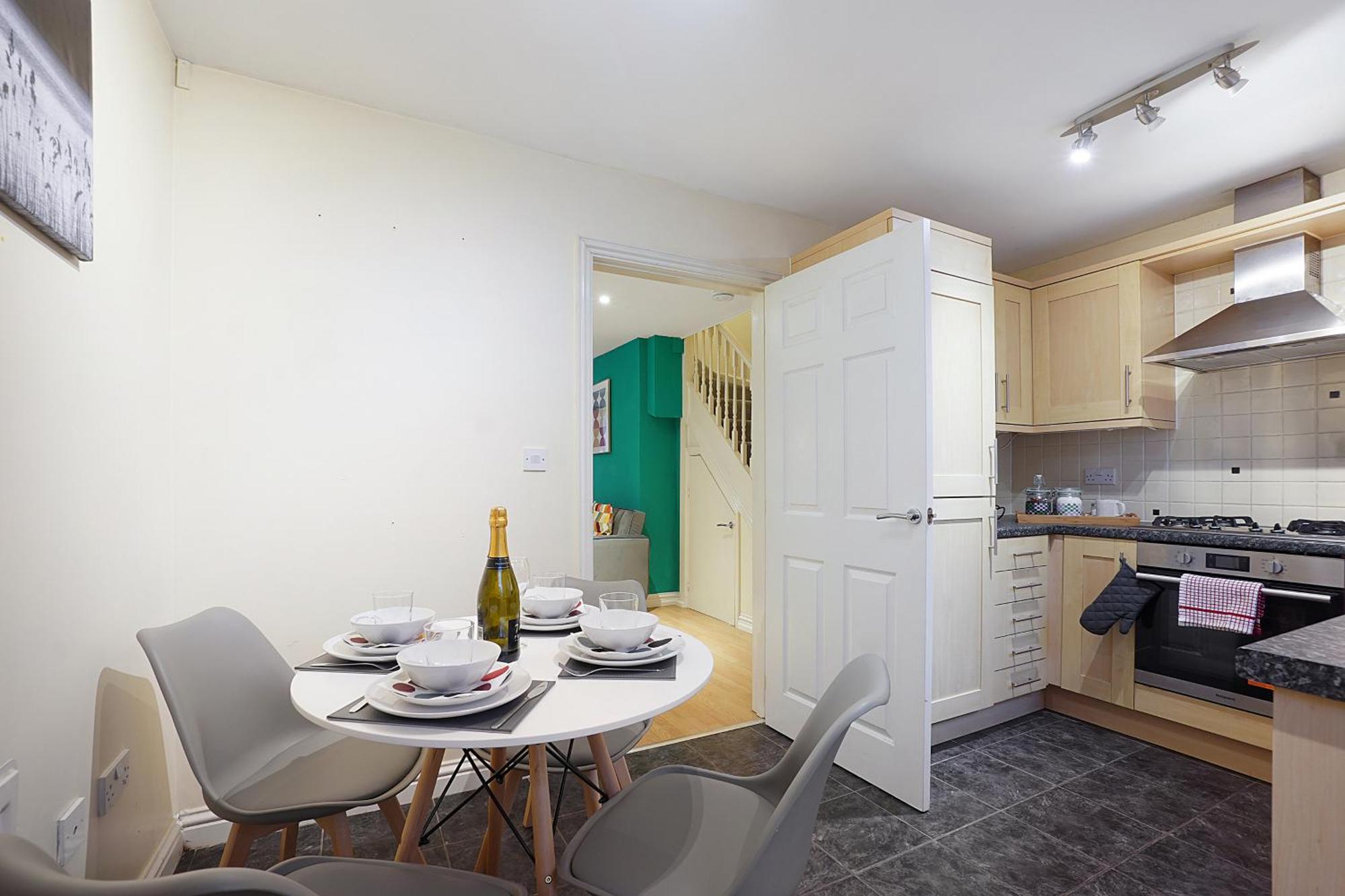 Comfortable Stylish Townhouse In Ashford Sleeps 5 Netflix 2 Parking Spaces Perfect For Contractors And Families Экстерьер фото